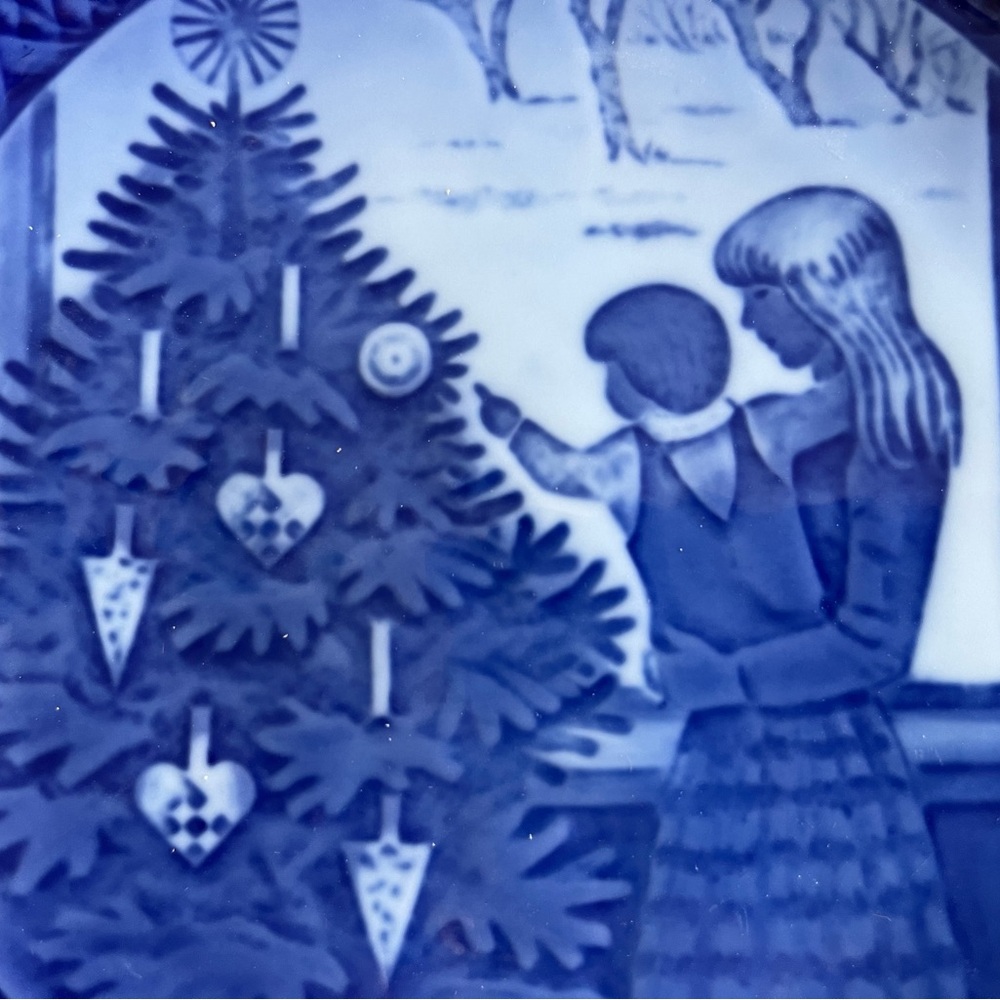 1981 Royal Copenhagen Christmas Plate “Admiring The Christmas Tree” - Picture 3 of 6